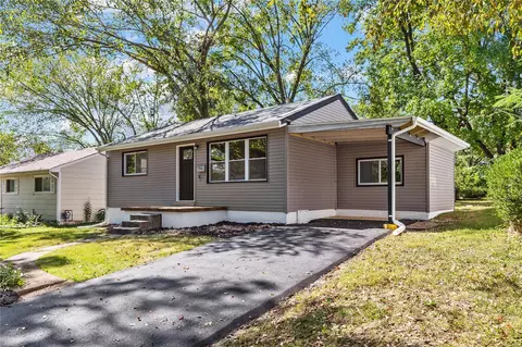 407 Chamberlin Dr, Ballwin, MO 63021