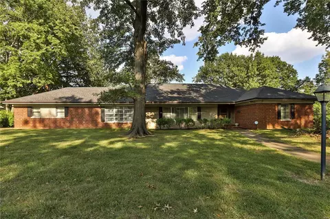 9038 Monmouth Dr, Saint Louis, MO 63117