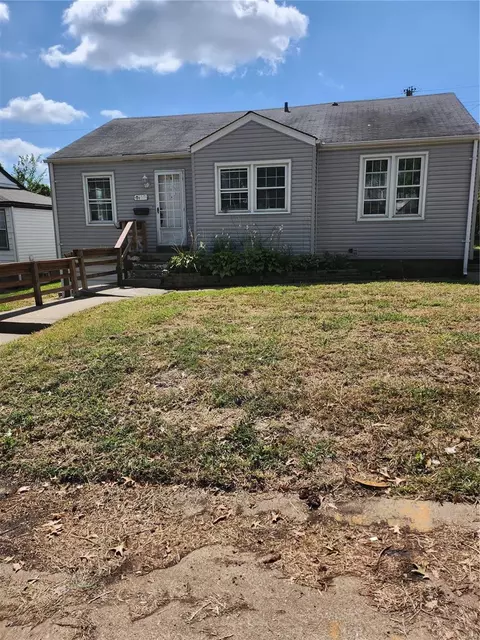 7644 Stanwood Dr, Saint Louis, MO 63121