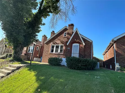 728 Cumberland Dr, Saint Louis, MO 63125