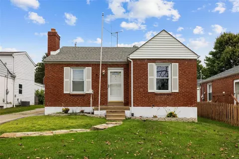 8257 Watson Rd, Saint Louis, MO 63119