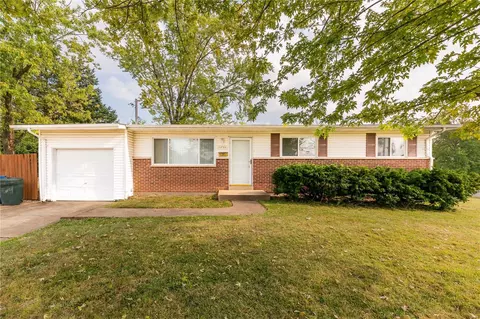 1595 Humes Ln, Florissant, MO 63031