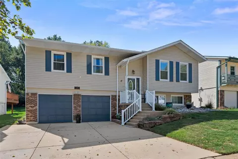 530 Treetop Village Dr, Ballwin, MO 63021