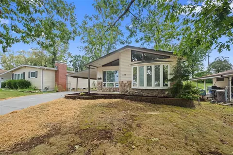 328 Ballwin Ave, Ballwin, MO 63021 photo 2