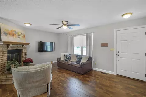 9 Eagles Glen Ct, Saint Peters, MO 63376 photo 2