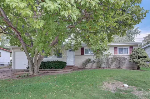 275 Falcon Dr, Florissant, MO 63031