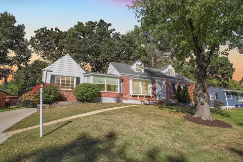 563 W Lockwood Ave, Webster Groves, MO 63119