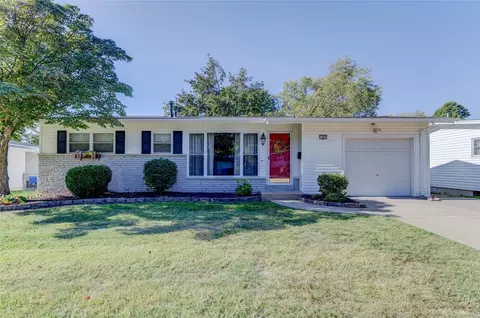 860 Carmelita Ln, Florissant, MO 63031