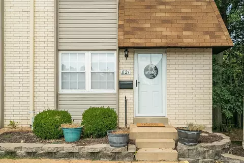 821 Portsdown Rd, Ballwin, MO 63011