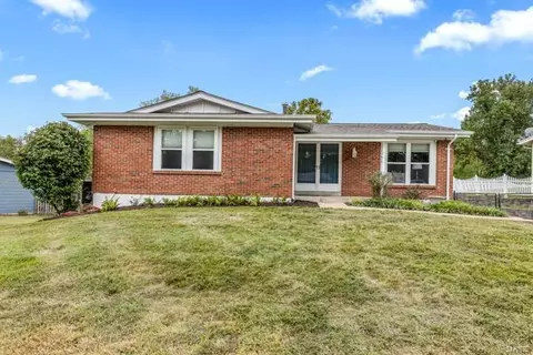 742 Westglen Village Dr, Ballwin, MO 63021