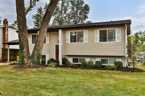 54 Hillcrest Blvd, Ballwin, MO 63021
