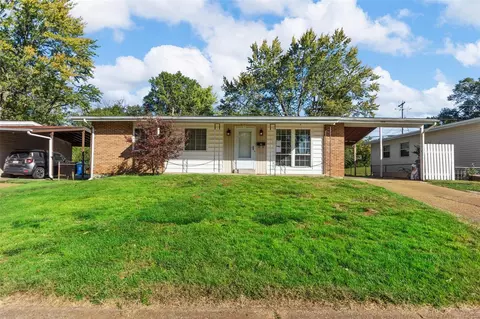1015 Saint Anthony Ln, Florissant, MO 63033