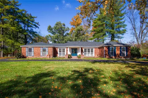 301 Diplomat Ln, Chesterfield, MO 63017