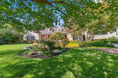 55 Frederick Ln, Glendale, MO 63122