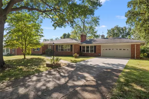 2120 Old Manor Rd, Saint Louis, MO 63136