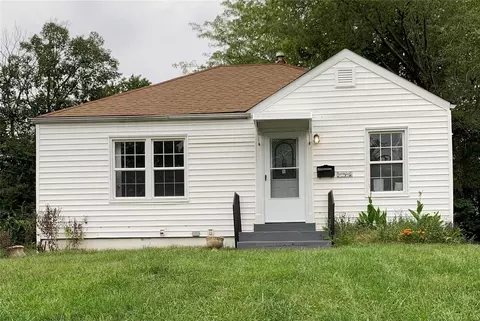 3145 Quiet Ln, Breckenridge Hills, MO 63114