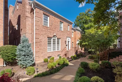 312 N Brentwood Blvd #8, Saint Louis, MO 63105