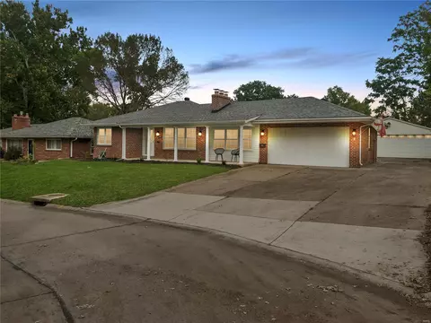 1202 Santa Fe Dr, Rock Hill, MO 63119