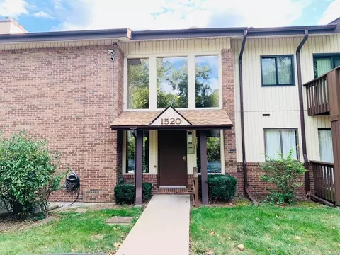 1520 Summer Run Dr #202, Florissant, MO 63033
