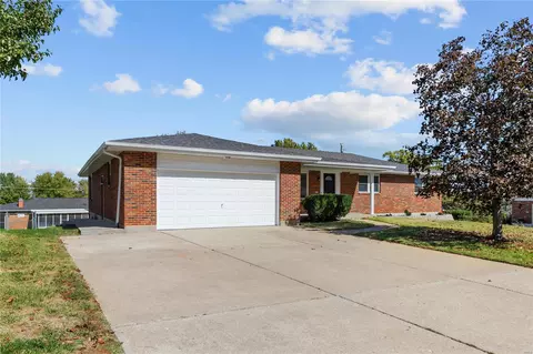 906 Quince Dr, Saint Charles, MO 63301