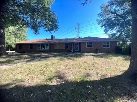 812 Surrey Lane Ct, Saint Louis, MO 63137
