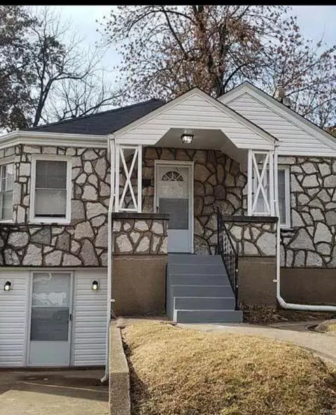 7020 Claremore Dr, Saint Louis, MO 63121