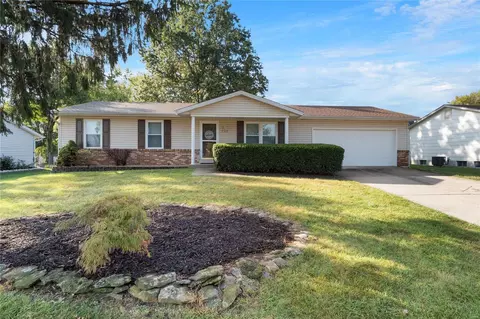 738 Knob Hill Dr, O'fallon, MO 63366