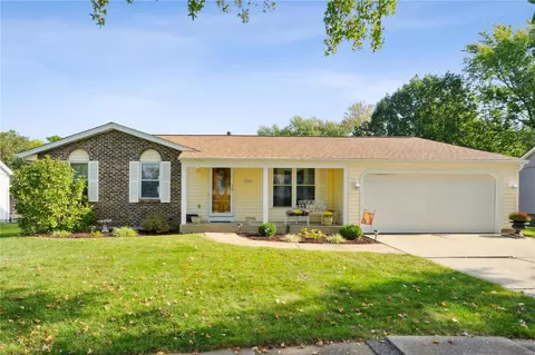 1367 Premio Dr, Fenton, MO 63026