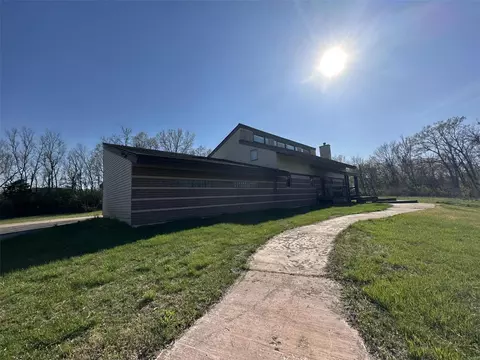 10 Country Life, Defiance, MO 63341