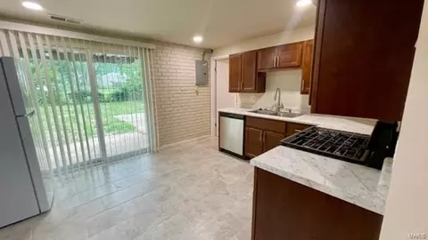 4020 Esseldale Dr, Saint Ann, MO 63074 photo 4