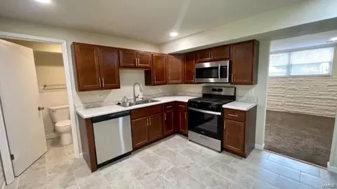 4020 Esseldale Dr, Saint Ann, MO 63074 photo 2