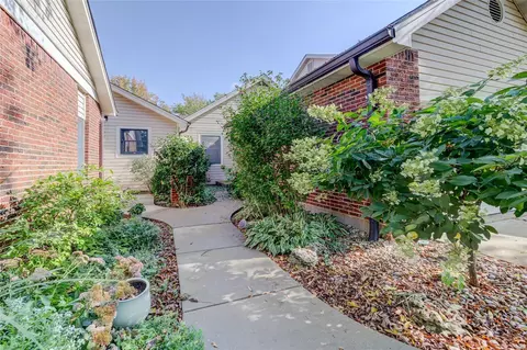 5623 Duchesne Parque Dr, Saint Louis, MO 63128