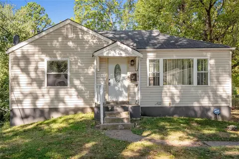 2045 Raven Dr, Saint Louis, MO 63133