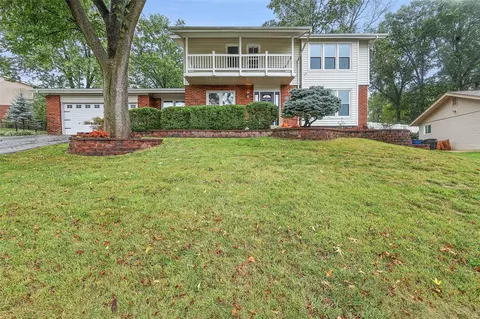 570 Spragues Mill Ct, Ballwin, MO 63011 photo 2