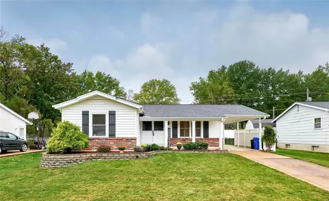639 Green Hedge Dr, Fenton, MO 63026