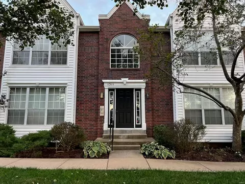 1311 Crossings Ct #C, Ballwin, MO 63021