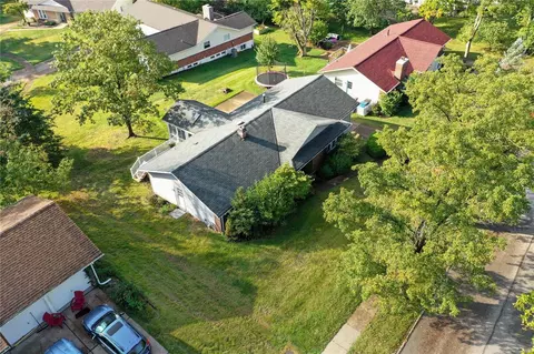 410 Glenmeadow Dr, Ballwin, MO 63011