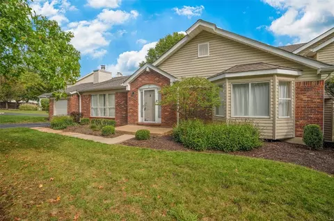 712 Woodside Trails Dr #100, Ballwin, MO 63021
