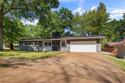 3005 Kingsley Dr, Florissant, MO 63033