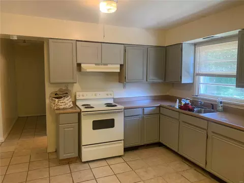 6628 Dunwold Dr, Saint Louis, MO 63134