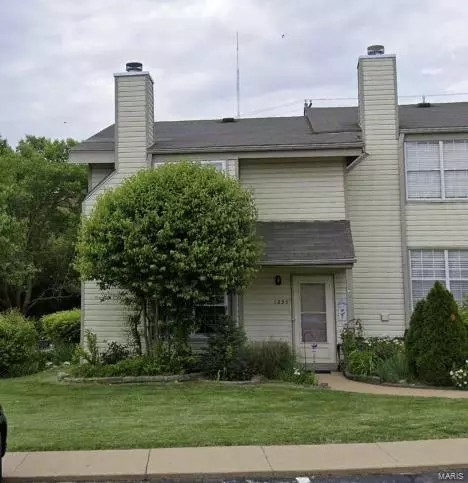 1235 Mangrove Ln, Saint Louis, MO 63125