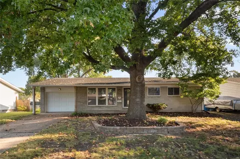 569 Haventree Ln, Hazelwood, MO 63042
