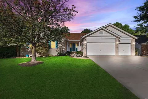 21 Ravens Pointe Dr, Lake Saint Louis, MO 63367