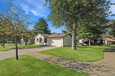 2491 Country Place Dr, Maryland Heights, MO 63043