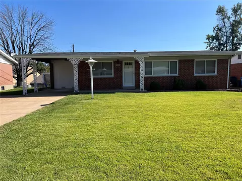 9820 Tullamoor Dr, Saint Louis, MO 63136