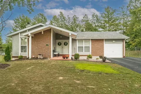 2221 Bentley Manor Dr, Fenton, MO 63026