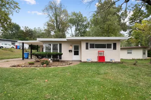 2 Marquette Dr, Florissant, MO 63031