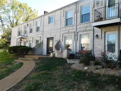 4370 Chateau De Ville Dr #B, Saint Louis, MO 63129