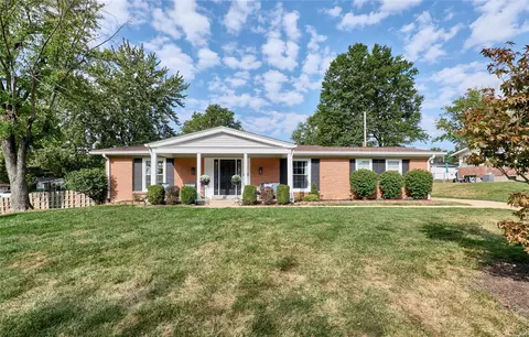 587 Fieldstone Ln, Ballwin, MO 63011