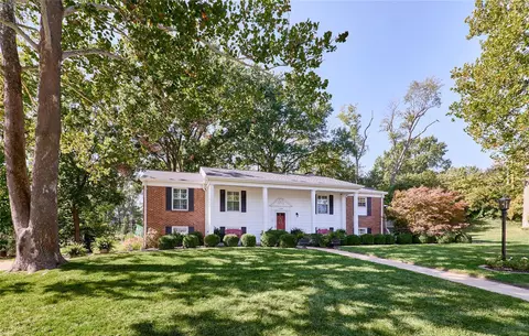 11826 Point Oak Dr, Saint Louis, MO 63131